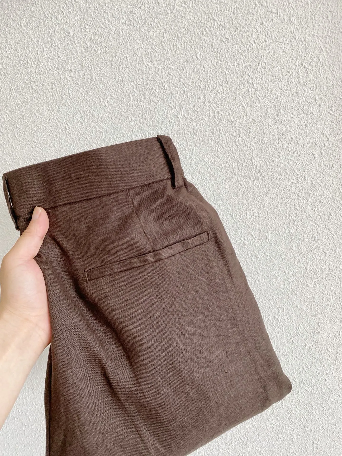Loro Piana natural linen fabric is breathable and has natural wrinkle texture, making it refreshing and not stuffy to wear in summer. Straight wide-leg version with elasticated waistband, comfortable and tolerant without picking on your leg shape. Simple, relaxed and casual style, available in multiple colors, Versatile for daily commuting, making it easy to create a high-end men's look. Sizes:M-4XL